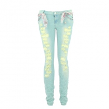 Jeans skinny déchiré avec ceinture fleurie et chaîne