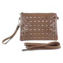 Pochette cloutée très tendance