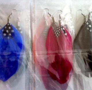 LOT 24 PAIRES BOUCLES D OREILLES PLUMES BOP13