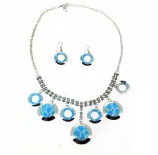 Parure fantaisie ornée de strass