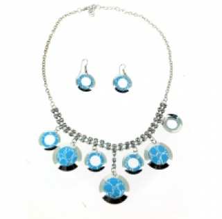 Parure fantaisie ornée de strass