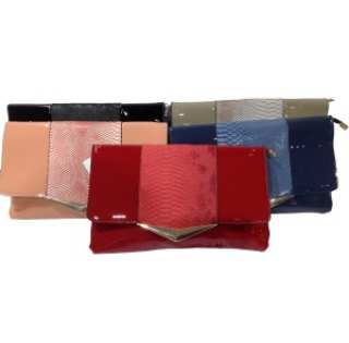 Pochette vernie avec le centre en serpent