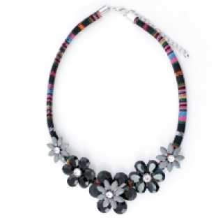 Collier ethnique avec pendentif fleurs