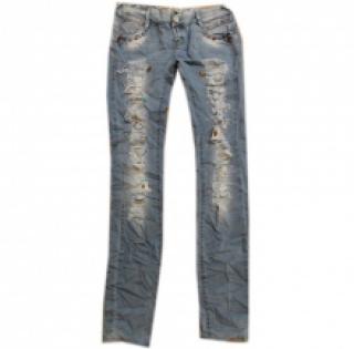 Jeans délavé orné de strass et déchirure