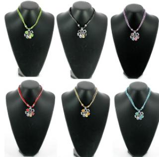 Lot de 60 colliers fantaisies avec pendentif fleur
