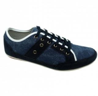 Baskets en jeans décorées d’œillets