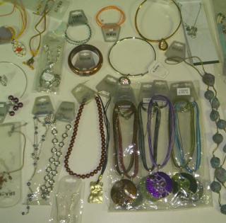 Lots de bijoux fantaisie a prix reduits !!: