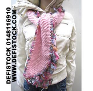 Lot d'écharpes femme ref 2356 0.7€ ht 