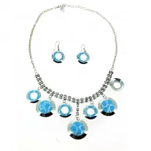 Parure fantaisie ornée de strass