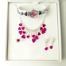 Coffret cadeau contenant une parure bijou et une montre avec strass