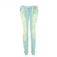 Jeans skinny déchiré avec ceinture fleurie et chaîne