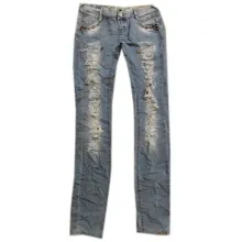 Jeans délavé orné de strass et déchirure