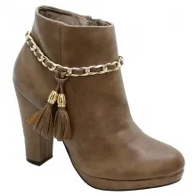 Bottines ornées de chaîne et pompons
