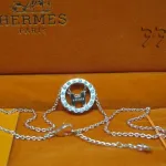 Colliers, boucles d'oreilles élégantes, bracelets