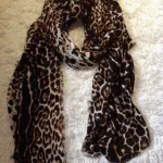 Foulards Chanel , écharpe Burberry