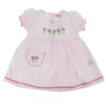 Robe bébé ornée de motifs brodés