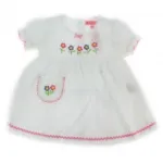 Robe bébé ornée de motifs brodés