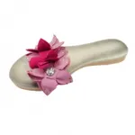 Tongs ornées de fleurs et strass