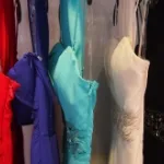 Robe de soirée longue décorée de plis et perles
