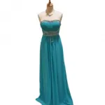 Robe de soirée ornée de plis et strass