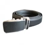 Ceinture noire en cuir avec boucle fantaisie