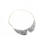Collier plastron avec motif fleuri