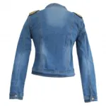 Jolie veste officier en jeans avec chaînes sur les épaules