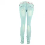 Jeans skinny déchiré avec ceinture fleurie et chaîne