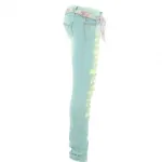 Jeans skinny déchiré avec ceinture fleurie et chaîne