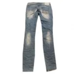 Jeans délavé orné de strass et déchirure