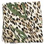 Foulard léopardé avec des cœurs