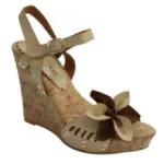 Chaussure compensée cloutée ornée de fleur et œillets à cordon