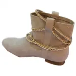 Bottines grises ornées de brides cloutées et chaînes dorées