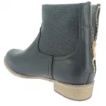 Jolies bottines noires ornées de perforation