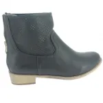 Jolies bottines noires ornées de perforation
