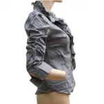 Chemise chic parée de froufrous