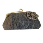 Sac de soirée plissé orné d’une fleur à strass