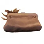 Sac de soirée à plis avec rose et plumes