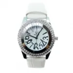 Montre fashion parée de strass