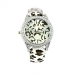 Montre-bracelet léopardée argentée sertie de strass