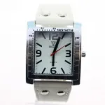 Montre argentée pour homme avec tachymètre