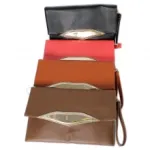 Sac à main avec rabat orné d'un détail doré