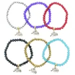 Bracelet en perles décoré d’une breloque fantaisie à strass