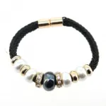 Bracelet orné de strass et perles