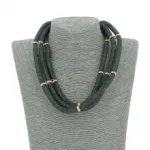 Collier en résille décoré d’anneaux dorés