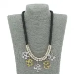 Collier en résille décoré d’anneaux dorés