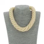 Collier en résille torsadé