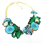 Collier brodé orné de strass et pierres