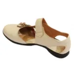 Sandales en cuir ornées de fleurs avec des ouvertures