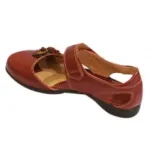 Sandales en cuir ornées de fleurs avec des ouvertures
